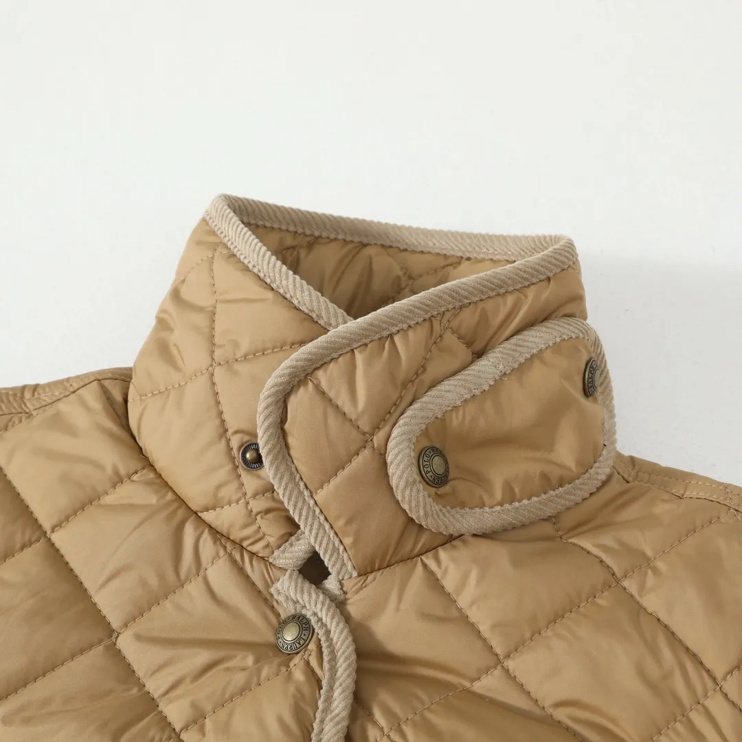 P350 #R53 Ralph Lauren Diamond Quilted Cotton Clothes Women's Tops Retro college style, classic diamond quilting, retro and warmth coexist. When delicate quilting stitches meet the three-dimensional diamond pattern, a warm cotton jacket with a college atmosphere. Exquisite details interpret autumn and winter textured outfits. 4-color versatile style, easy to control various occasions. Black classic｜Low-key high-end that never goes wrong Navy blue is calm | Quiet and intellectual temperament; Khaki is gentle | Creates a warm retro atmosphere; White is fresh | A touch of light halo in winter. Ingenuity is evident in the details, and the quality is at your fingertips. Customized metal buttons embellish the placket. Exquisite embroidery on the chest highlights the brand genes. 120g high-fill cotton is evenly filled. Commuting scene: Pair with straight trousers + loafers. Casual everyday: layered knitted skirt + short boots. College style: combination of jeans + canvas shoes. This winter, let the diamond pattern add elegance to you. Use a classic cotton coat to write your own retro fashion narrative. Color: Navy blue, black, white, khaki. Size: S M L XL. Bust: 107 111 115 119. Length: 65 66 67 68 Sleeve length: 64 64 64 64 Shoulder width: 42 43 44 45 S size: recommended within 100 catties M size: recommended within 120 catties L size: recommended within 140 catties XL size: recommended within 160 catties